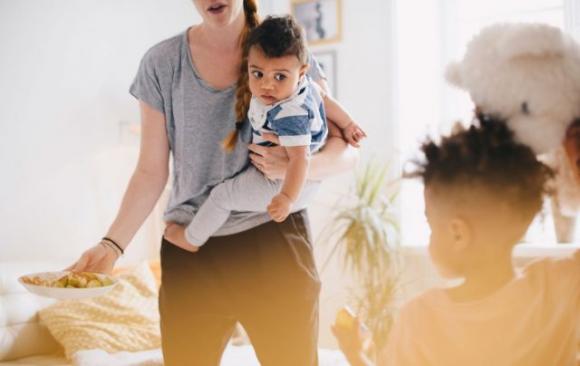Stare a casa con i bambini è più difficile che andare a lavoro, lo conferma uno studio