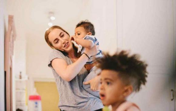 Stare a casa con i bambini è più difficile che andare a lavoro, lo conferma uno studio