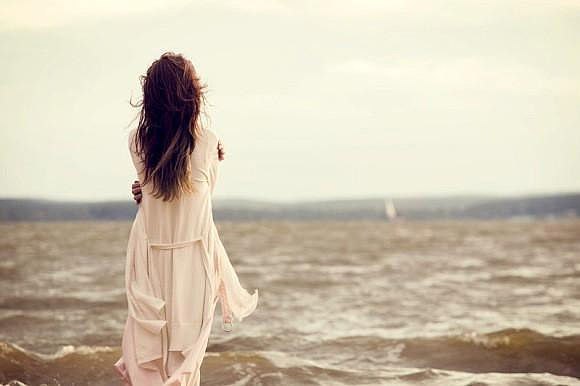 7 motivi per cui una donna forte solitamente è una persona solitaria