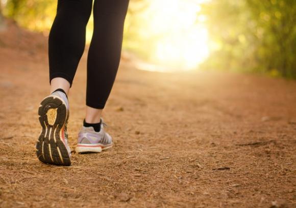 Camminare aiuta a mantenere il cervello sano: allevia la tristezza e lo stress