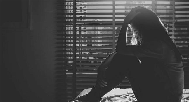 7 segni che una persona sta soffrendo di “depressione nascosta”