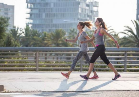 Camminare aiuta a mantenere il cervello sano: allevia la tristezza e lo stress