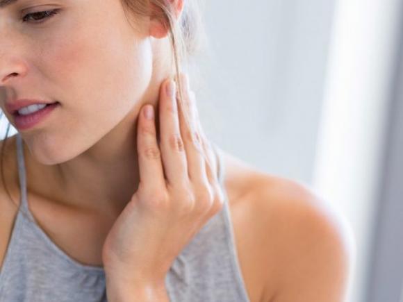 Hai notato un piccolo nodulo sul collo o dietro all’orecchio? Ecco cosa sono e quando dovresti preoccuparti: