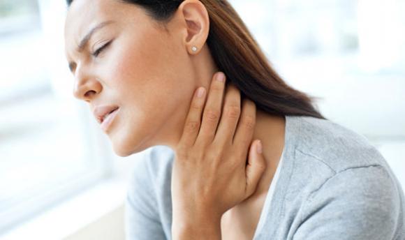 Hai notato un piccolo nodulo sul collo o dietro all’orecchio? Ecco cosa sono e quando dovresti preoccuparti: