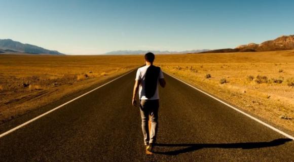 Camminare aiuta a mantenere il cervello sano: allevia la tristezza e lo stress