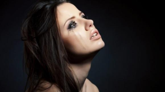 10 cose terribili che accadono al corpo quando qualcuno ci spezza il cuore