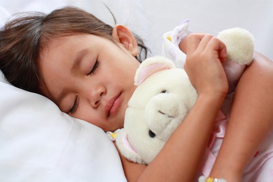 9 cose che puoi fare per aiutare il tuo bambino a smettere di bagnare il letto