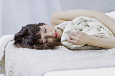 Le donne hanno bisogno di dormire di più rispetto agli uomini: il motivo vi sorprenderà!