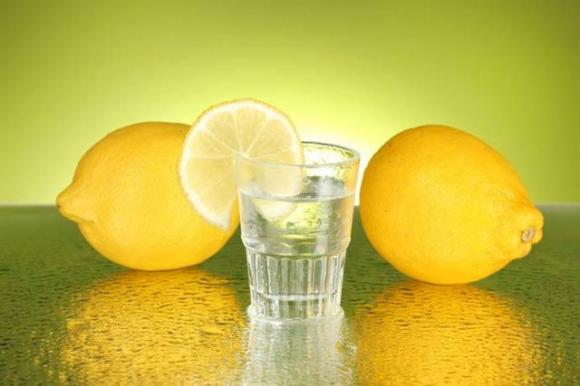 Bevi acqua e limone ogni giorno, ma non commettere lo stesso errore di milioni di persone!