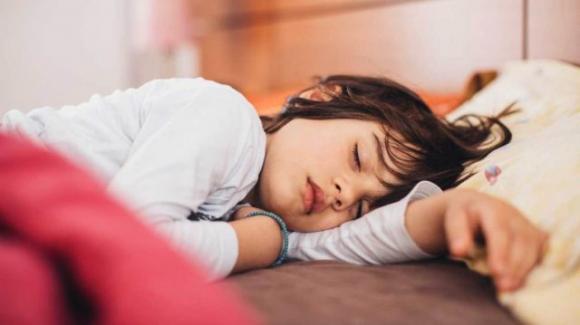 9 cose che puoi fare per aiutare il tuo bambino a smettere di bagnare il letto