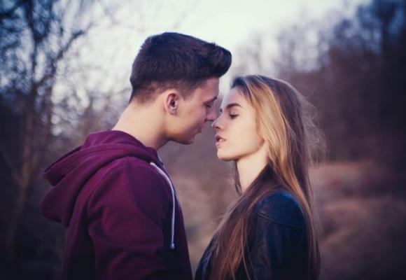 Ecco alcune cose che devi sapere se pensi di esserti innamorata del tuo migliore amico