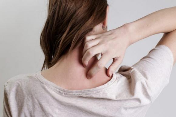Hai notato un piccolo nodulo sul collo o dietro all’orecchio? Ecco cosa sono e quando dovresti preoccuparti: