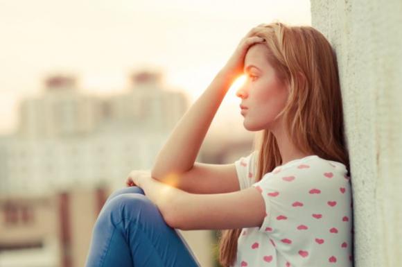 7 segni che una persona sta soffrendo di “depressione nascosta”