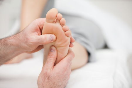 Crampi alle gambe e crampi notturni: sintomi, cause e rimedi