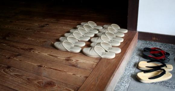 Le sane abitudini: togliersi le scarpe quando si entra in casa. Ecco perché dovremmo farlo tutti:
