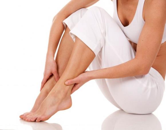 Crampi alle gambe e crampi notturni: sintomi, cause e rimedi