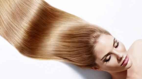 8 rimedi facili e veloci per ottenere capelli lisci, setosi e lucenti