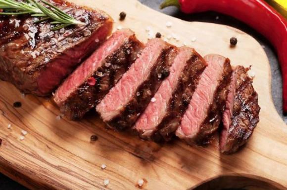 Chi mangia carne è più sano di chi segue una dieta vegana: lo conferma uno studio