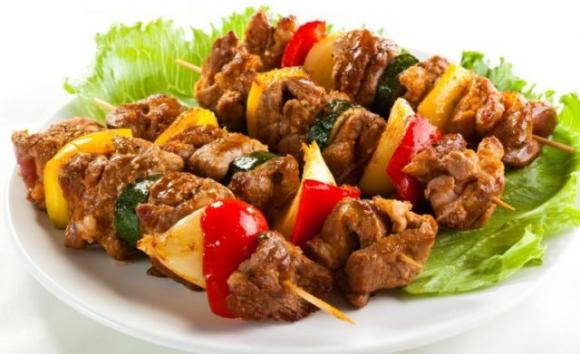 Chi mangia carne è più sano di chi segue una dieta vegana: lo conferma uno studio