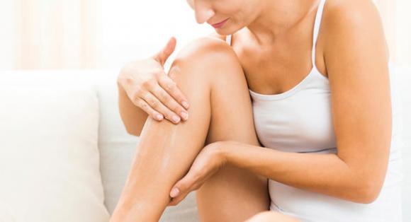 Crampi alle gambe e crampi notturni: sintomi, cause e rimedi