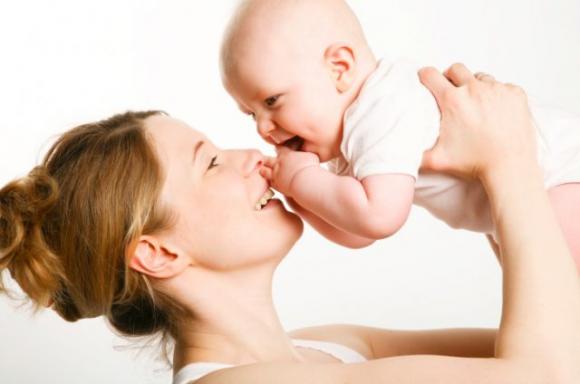 Pediatra appende un poster in ambulatorio, è virale e sta rivoluzionando le mamme di tutto il mondo