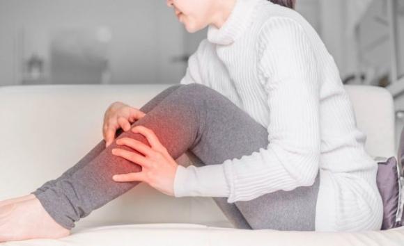 Crampi alle gambe e crampi notturni: sintomi, cause e rimedi