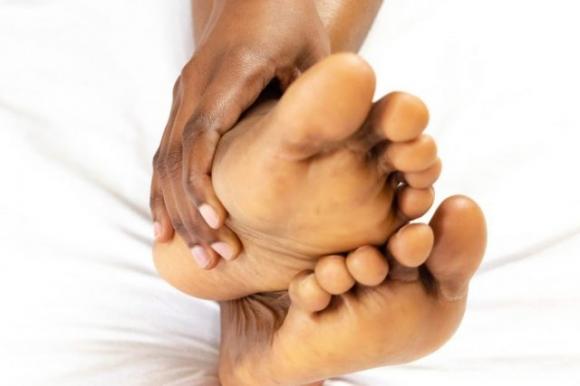 Crampi alle gambe e crampi notturni: sintomi, cause e rimedi
