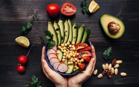 Chi mangia carne è più sano di chi segue una dieta vegana: lo conferma uno studio
