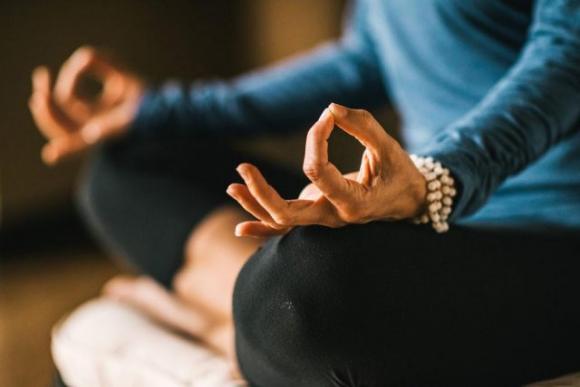 In che modo Yoga e respirazione aiutano il cervello a rilassarsi: i benefici per la mente e il corpo