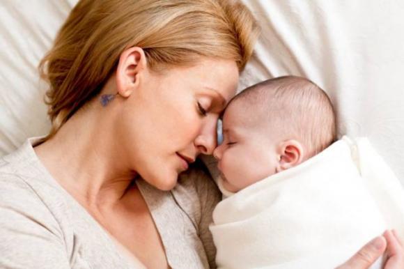 Abbracciare, confortare e consolare un figlio non significa viziare, ma educare