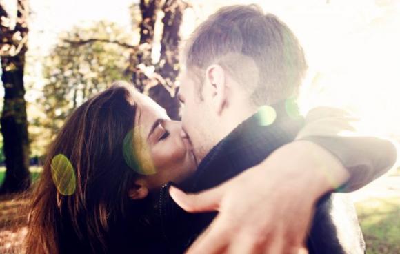 Linguaggio non verbale: 15 modi con cui un uomo dice “ti amo” senza dirlo