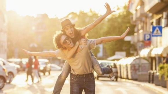 Se vuoi essere felice, cambia partner ogni 5 anni: parola di psicologo