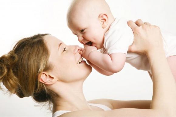 Abbracciare, confortare e consolare un figlio non significa viziare, ma educare