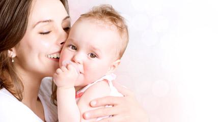 Abbracciare, confortare e consolare un figlio non significa viziare, ma educare