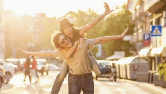 Se vuoi essere felice, cambia partner ogni 5 anni: parola di psicologo