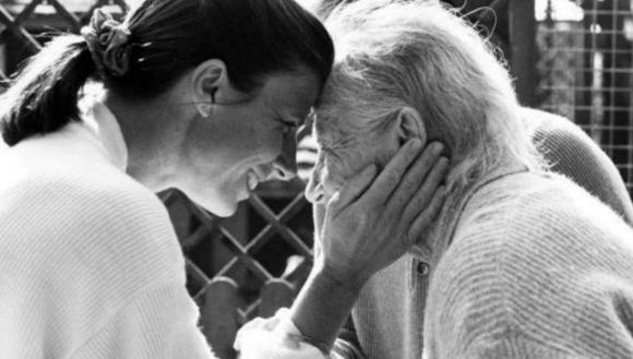 Le persone affette da Alzheimer non perdono la capacità di riconoscere una carezza: non facciamogliela mai mancare