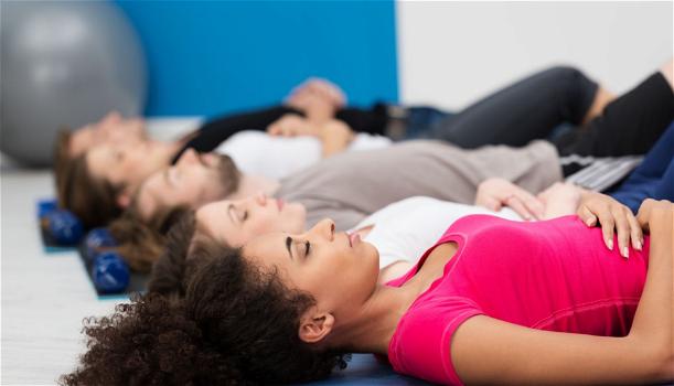 In che modo Yoga e respirazione aiutano il cervello a rilassarsi: i benefici per la mente e il corpo
