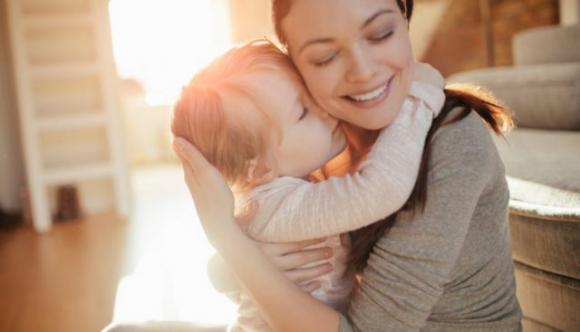 Abbracciare, confortare e consolare un figlio non significa viziare, ma educare