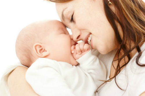 Abbracciare, confortare e consolare un figlio non significa viziare, ma educare