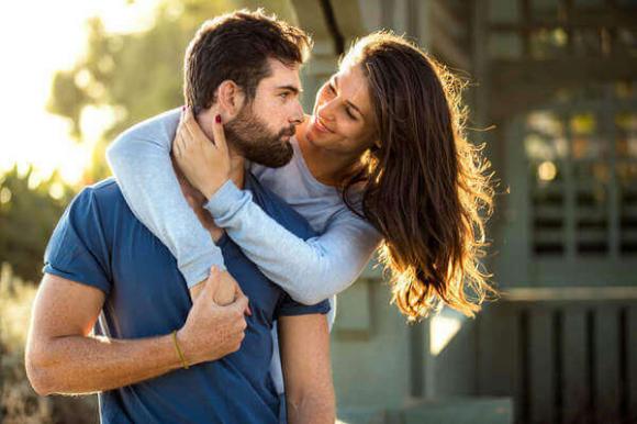 Linguaggio non verbale: 15 modi con cui un uomo dice “ti amo” senza dirlo