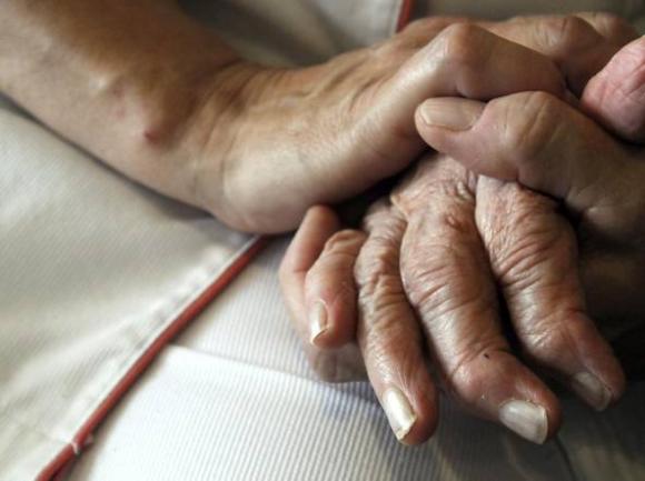 Le persone affette da Alzheimer non perdono la capacità di riconoscere una carezza: non facciamogliela mai mancare