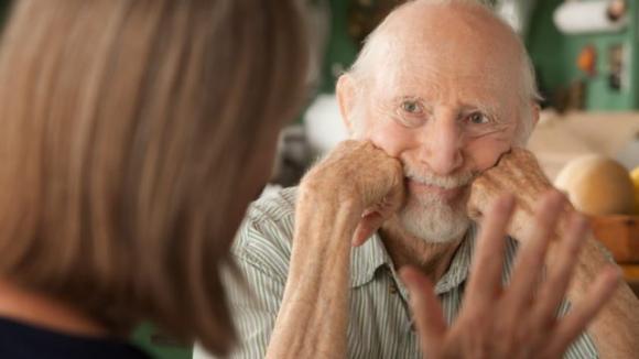Le persone affette da Alzheimer non perdono la capacità di riconoscere una carezza: non facciamogliela mai mancare