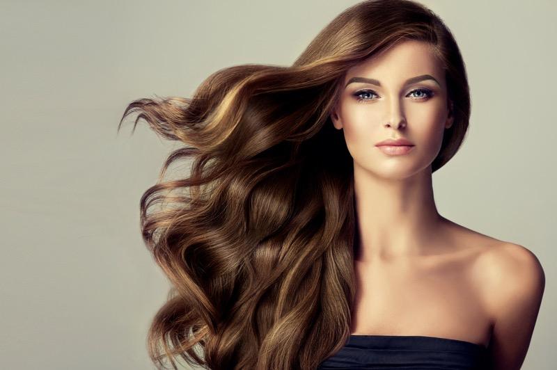 Colpi di luce su capelli castani: come farli e consigli