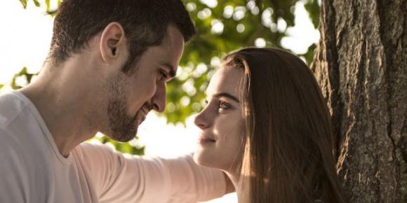 Linguaggio non verbale: 15 modi con cui un uomo dice “ti amo” senza dirlo