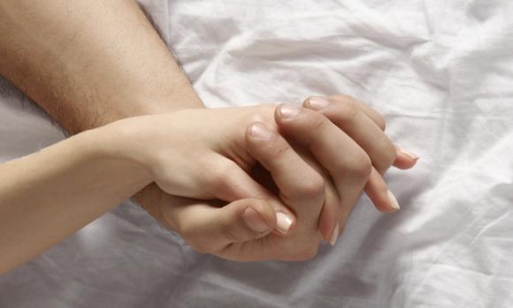 Stringere la mano della persona che ami allevia le sue sofferenze: uno studio ha scoperto il perché