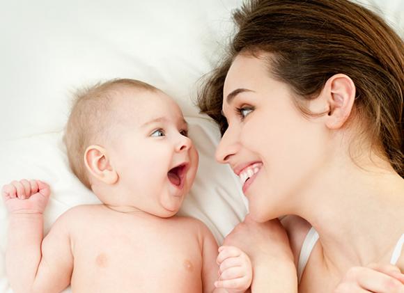 Abbracciare, confortare e consolare un figlio non significa viziare, ma educare
