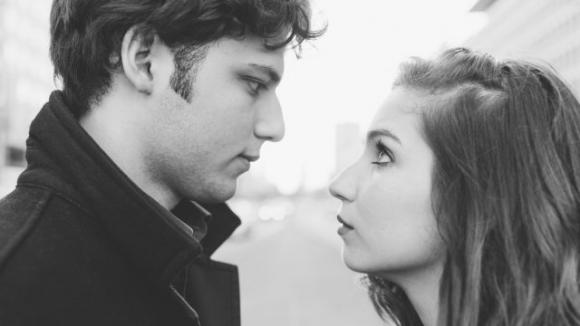 Linguaggio non verbale: 15 modi con cui un uomo dice “ti amo” senza dirlo