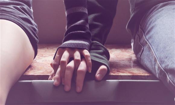 Stringere la mano della persona che ami allevia le sue sofferenze: uno studio ha scoperto il perché