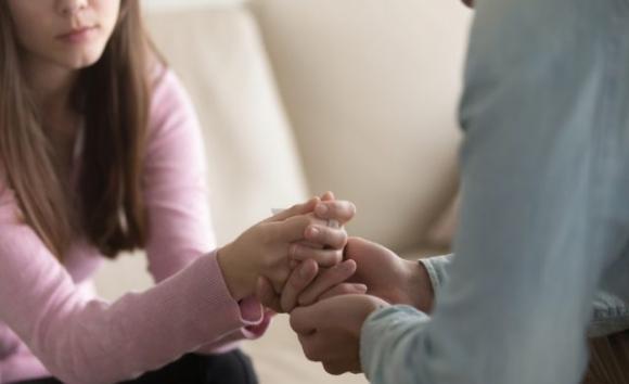 Stringere la mano della persona che ami allevia le sue sofferenze: uno studio ha scoperto il perché