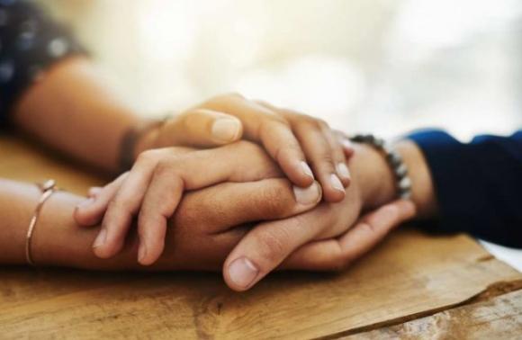 Stringere la mano della persona che ami allevia le sue sofferenze: uno studio ha scoperto il perché